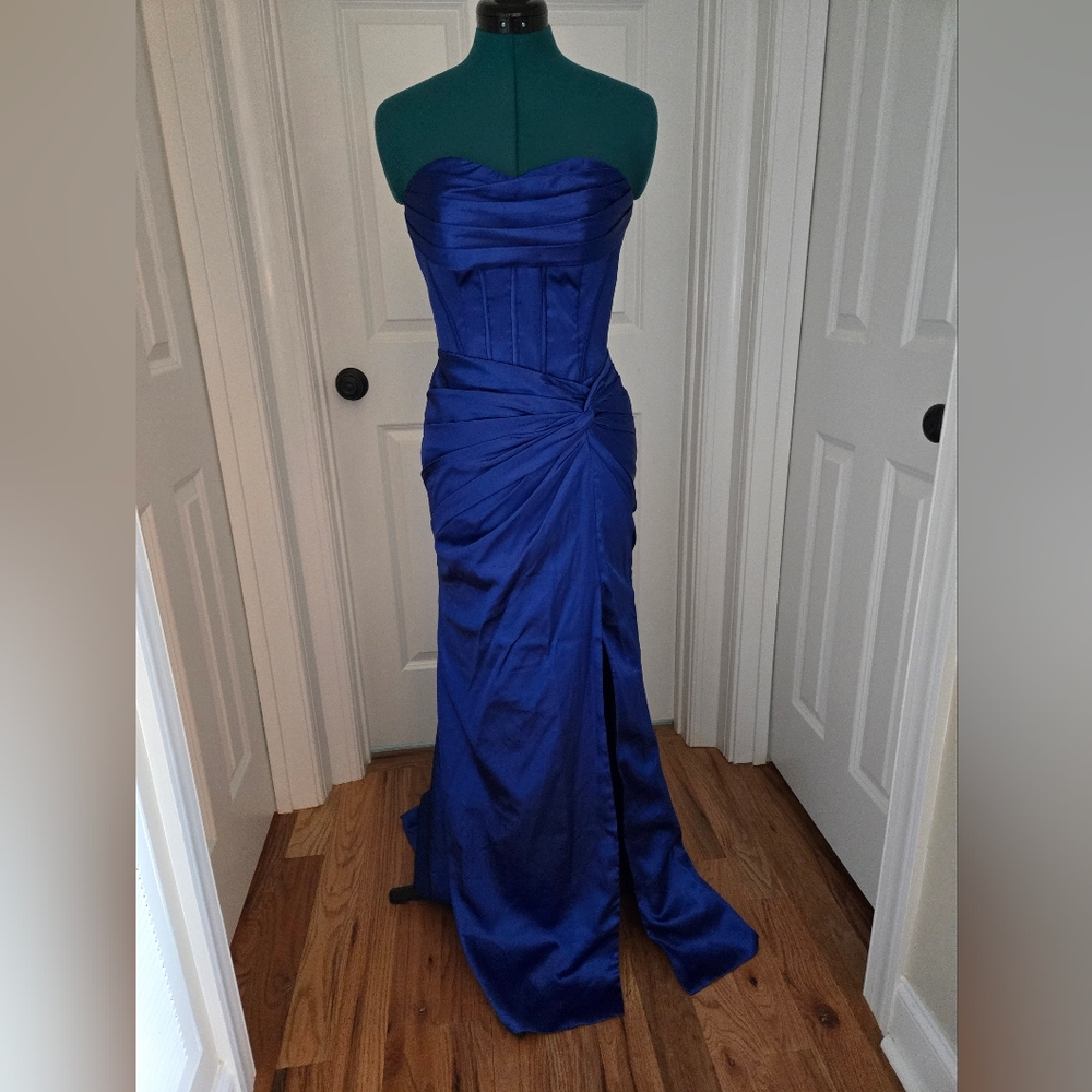 Elegant Blue Strapless Evening Gown